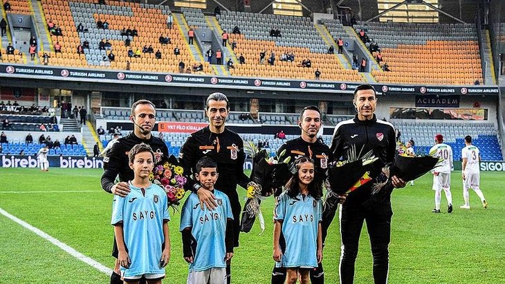 Başakşehir – Sivasspor maçı öncesi hakemlere çiçek verildi