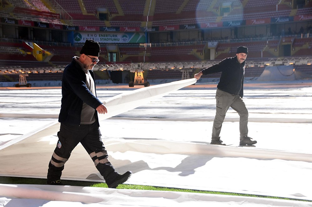 Fenerbahçe maçı öncesi Kayserispor’un stadında bakım çalışması