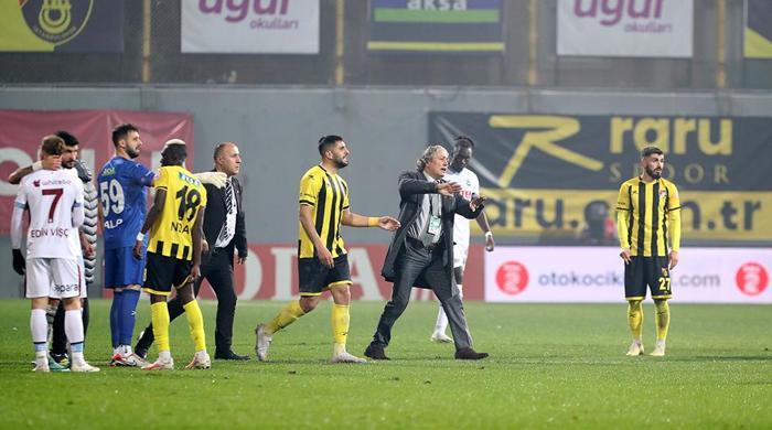 İstanbulspor – Trabzonspor maçına damga vuran pozisyonu ve takımı sahadan çekme kararını Deniz Çoban yorumladı!