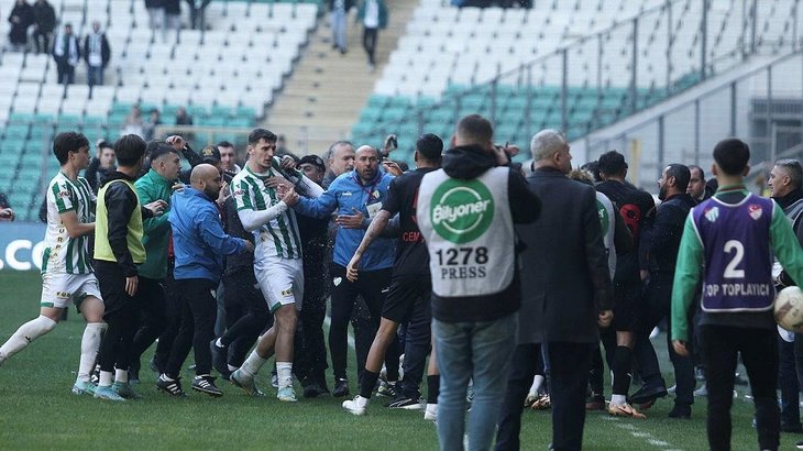 Bursa’da olay çıktı! 5 kırmızı kart… | Bursaspor 0-2 Diyarbekir Spor MAÇ SONUCU – ÖZET
