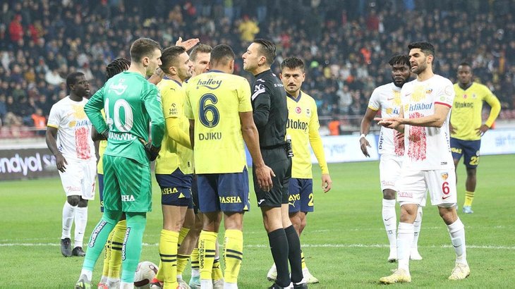 Kayserispor – Fenerbahçe maçında bir penaltı daha! İşte o pozisyon
