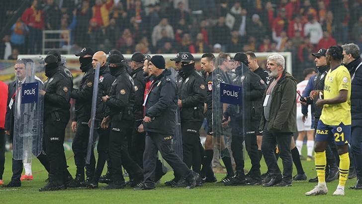 Hakem Zorbay Küçük’e polis koruması! Maçın ardından sahaya girdiler
