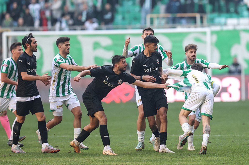 Bursaspor – Diyarbekirspor maçında arbede: 6 kırmızı kart çıktı