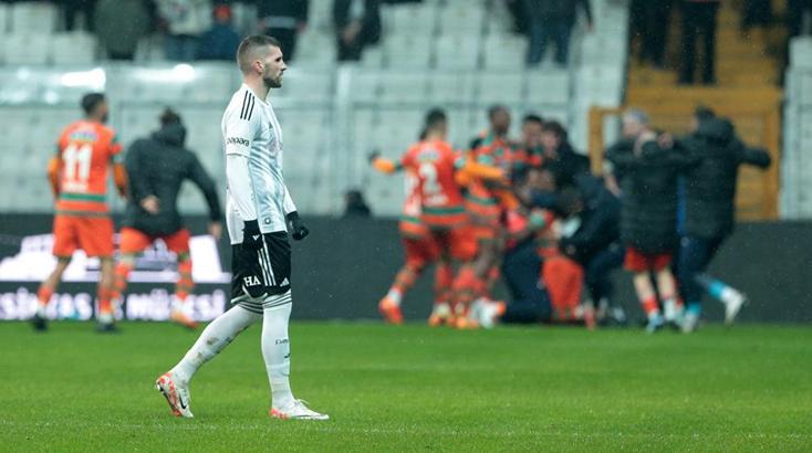 Beşiktaş, Dolmabahçe’de ilk kez Alanyaspor’a kaybetti! Taraftardan isyan…